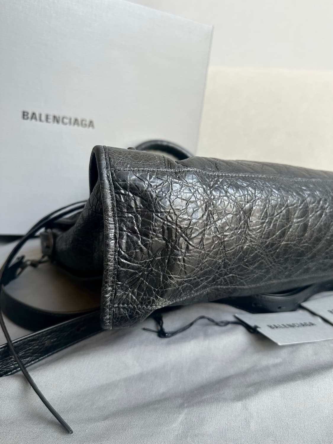 [SA 정품] 발렌시아가 르 시티 모터백 미디움 블랙 상품이미지4