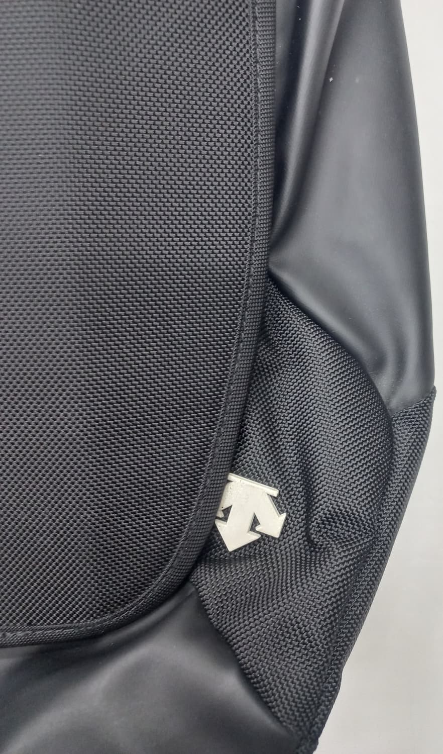 데상트 트레이닝 백팩 검정색 상품이미지3