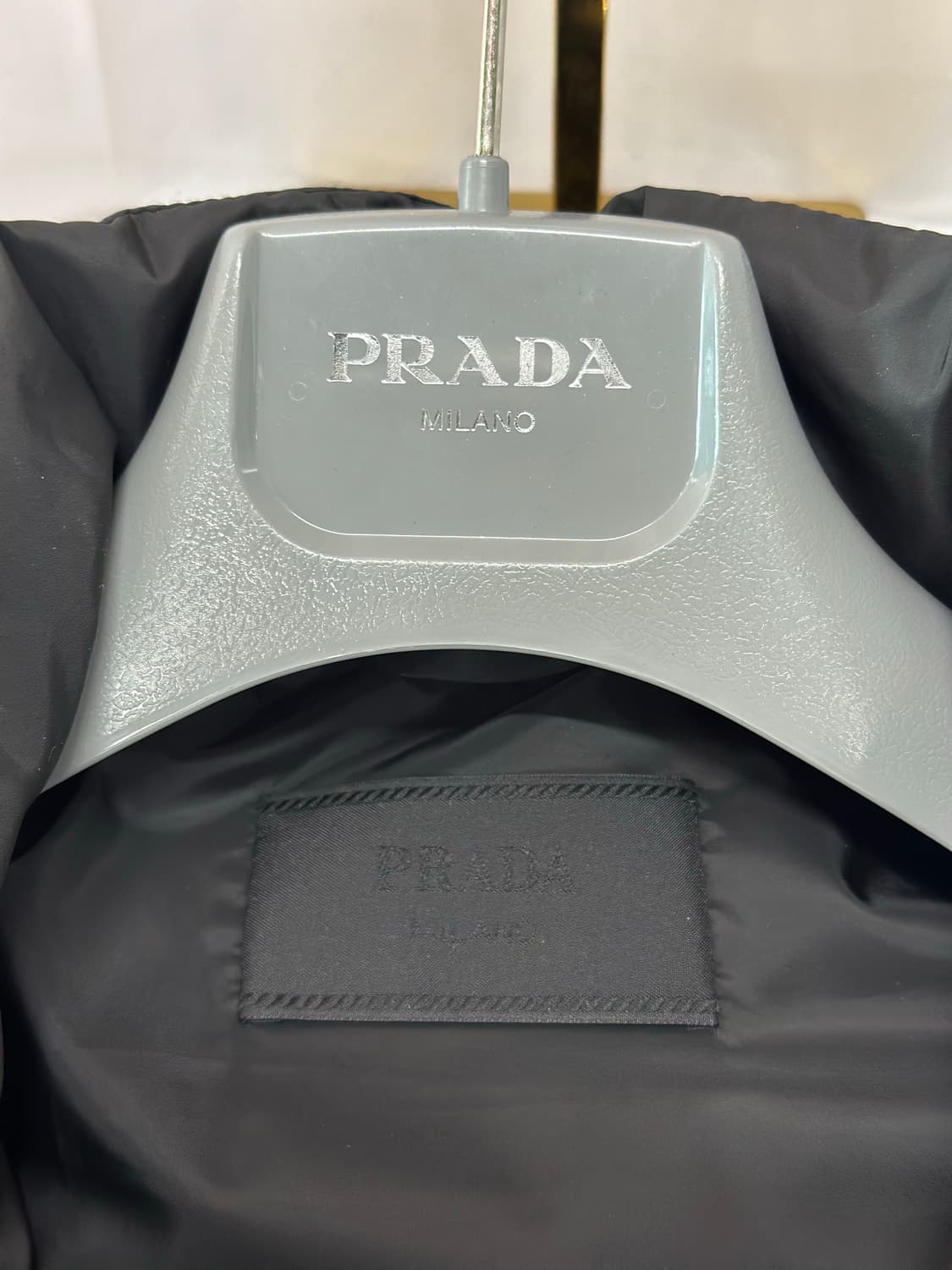프라다 트라이앵글 로고 패딩 블랙 50 상품이미지7