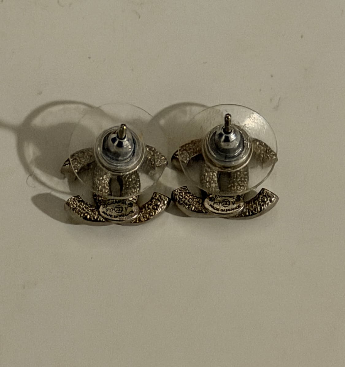 샤넬 CC 로고 큐빅 스터드 귀걸이 실버톤  상품이미지2