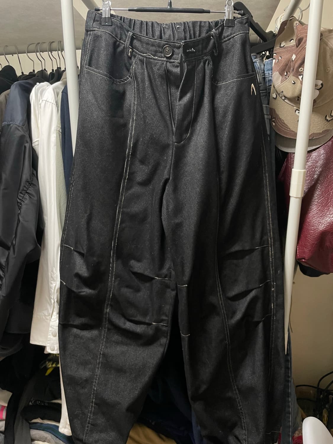 아캄 Knee Pin-tuck Printed Denim Pants 상품이미지2