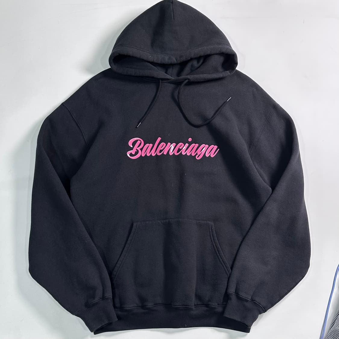 발렌시아가 핑크 로고 블랙 후드티   상품이미지1
