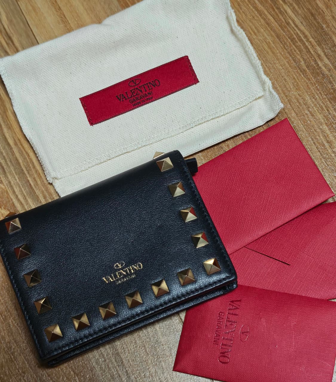 발렌티노 락스터드 반지갑 블랙 판매합니다! 상품이미지1
