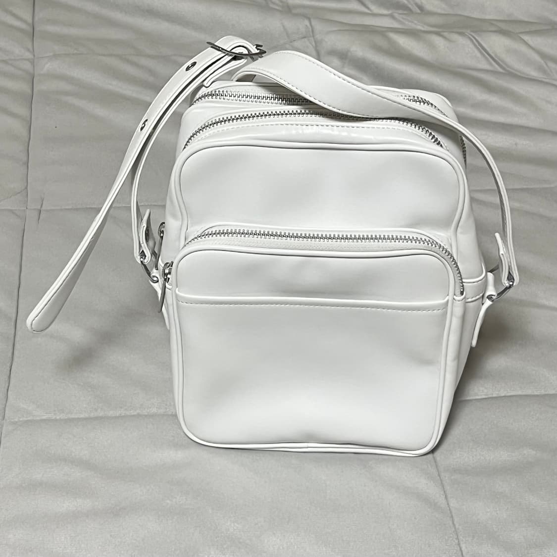 꼼데가르송 크로스백 화이트 상품이미지1