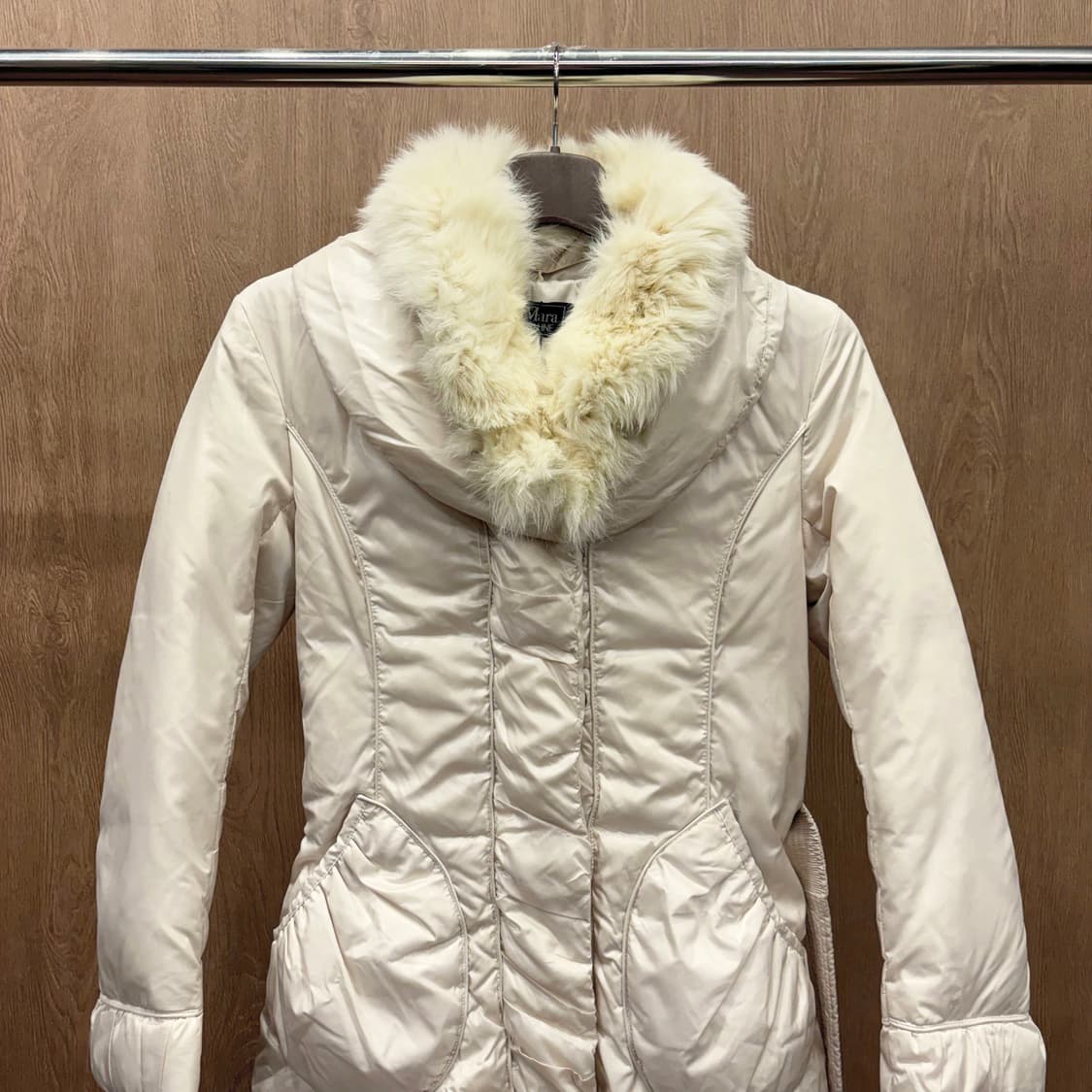 막스마라 위켄드 하프 패딩 코트 퍼 트리밍 백 스트랩 디테일 아이보리 상품이미지4