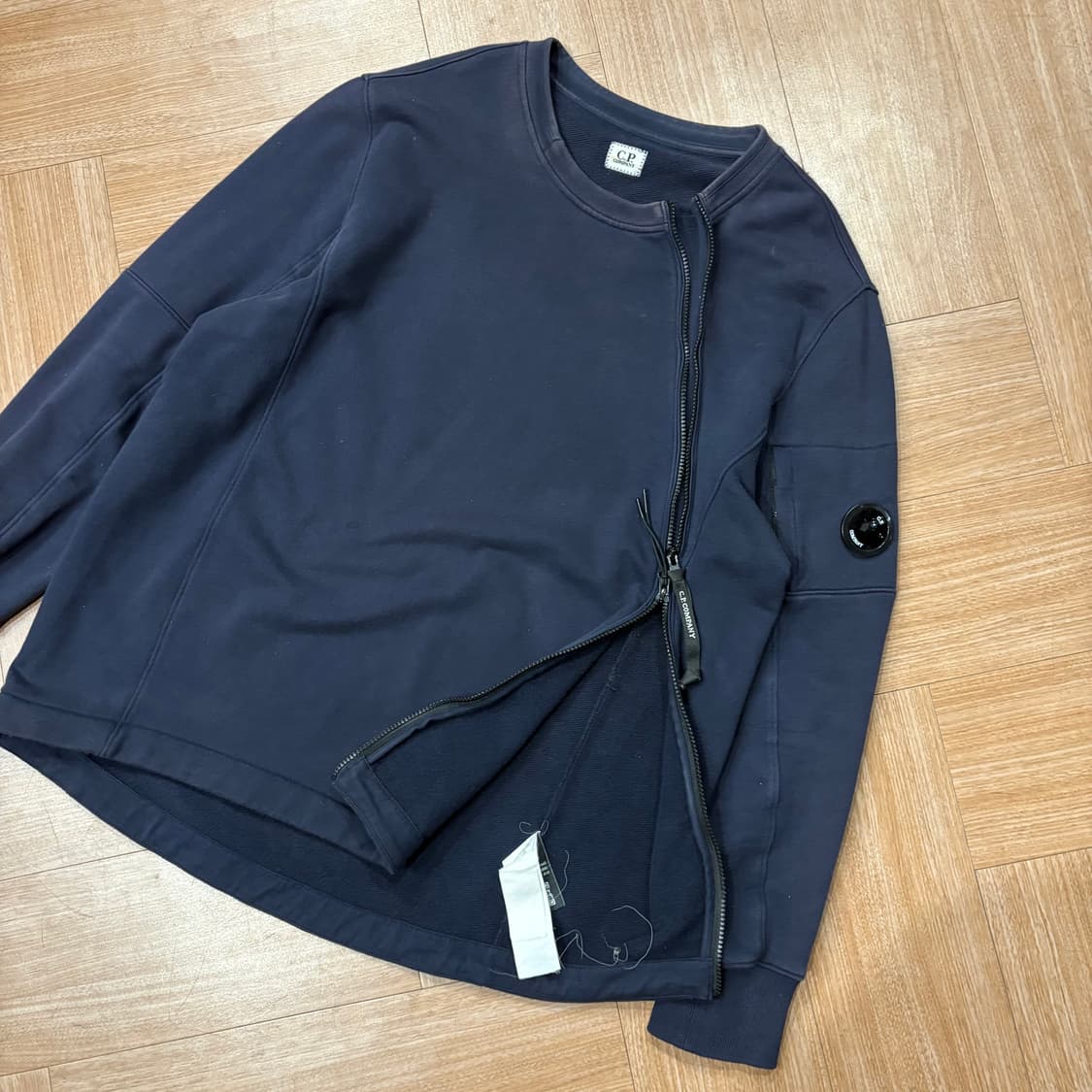 씨피컴퍼니 사선 지퍼 렌즈 스웻셔츠 상품이미지3