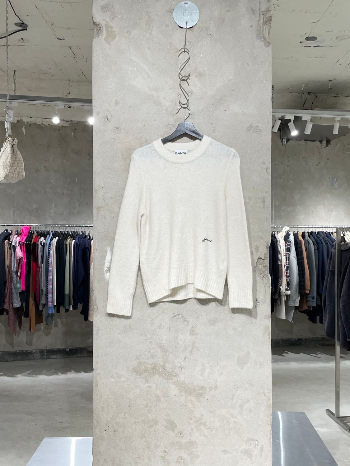 가니 아이보리 브러시드 로고 알파카 울 니트 상품이미지1