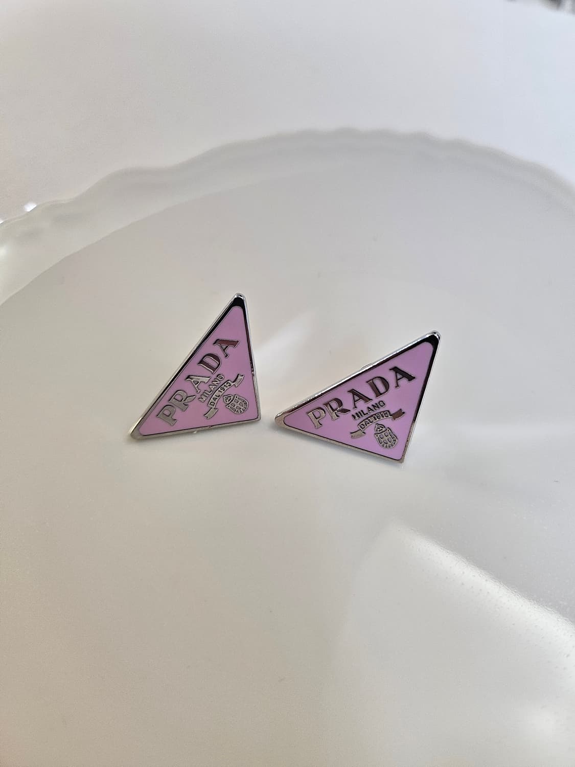 프라다 업사이클링 삼각로고 귀걸이 핑크 상품이미지2