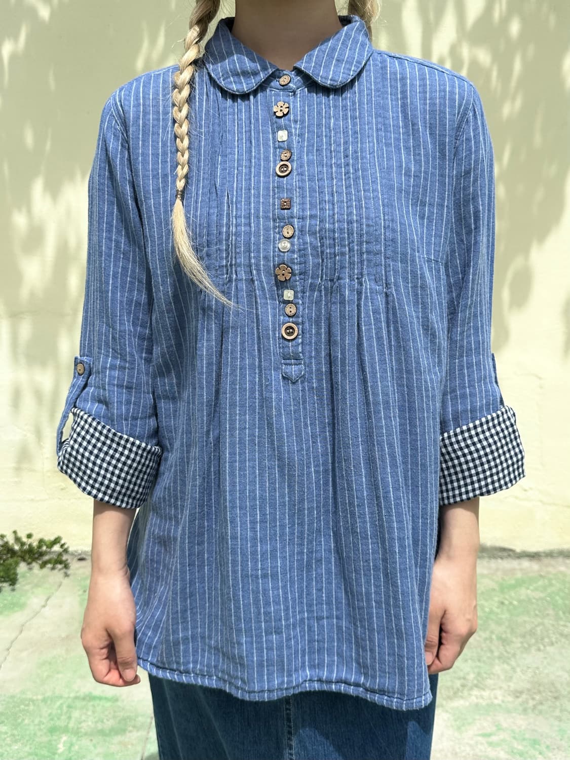 스트라이프 우드버튼 블라우스 상품이미지3
