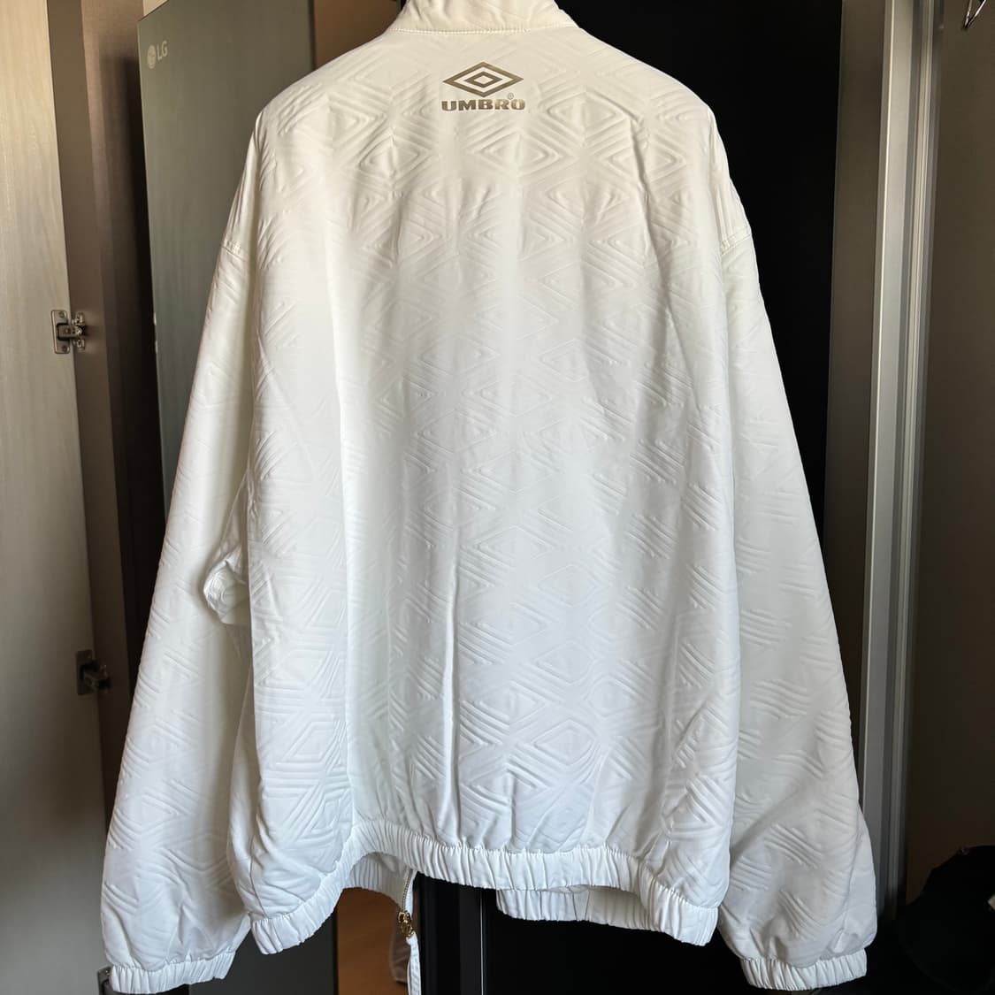 엄브로 x 강혁 화이트 마스 fc 디렉터 프로텍트 자켓 상품이미지6