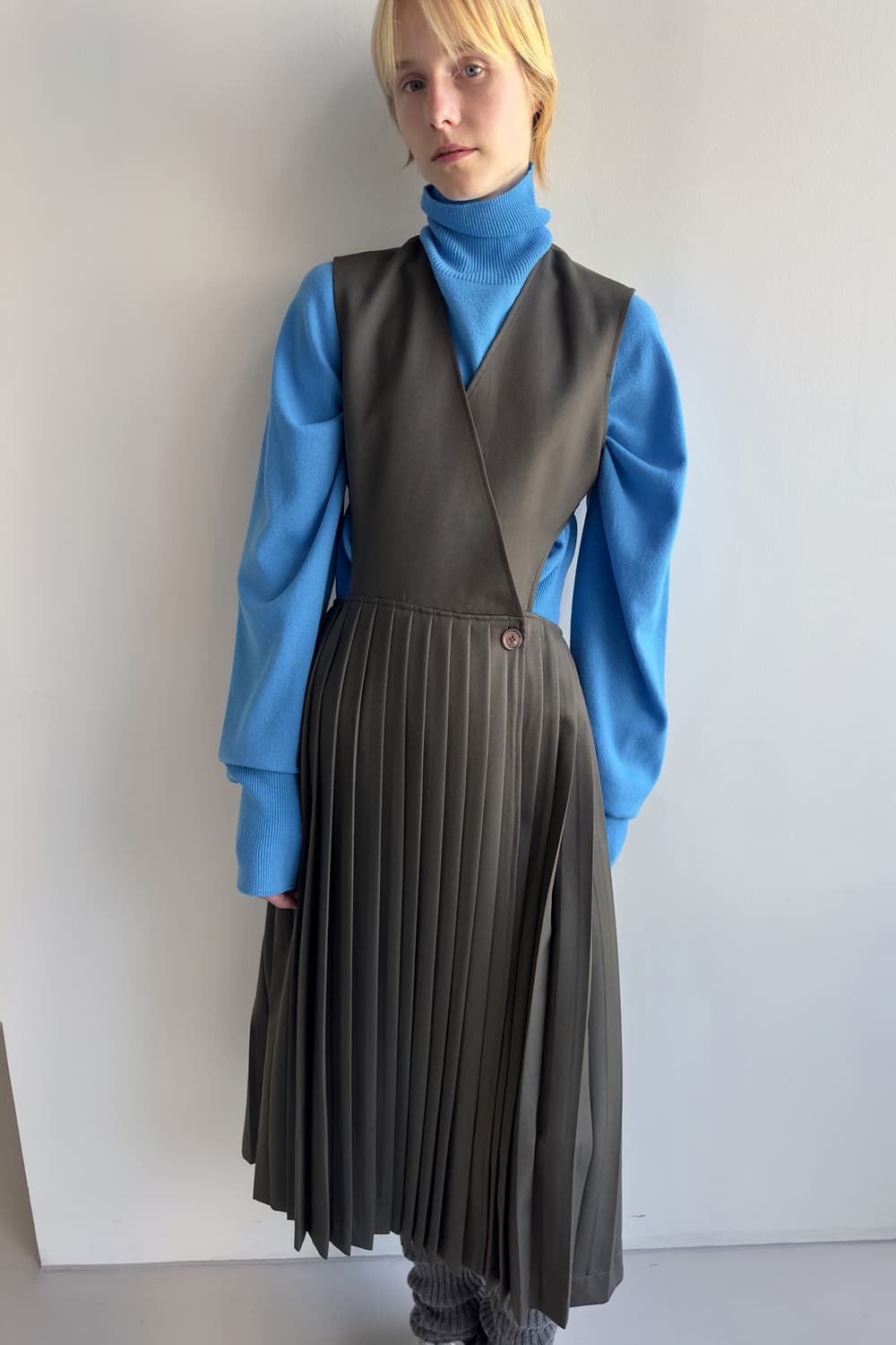 Low classic pleated dress khaki 상품이미지3