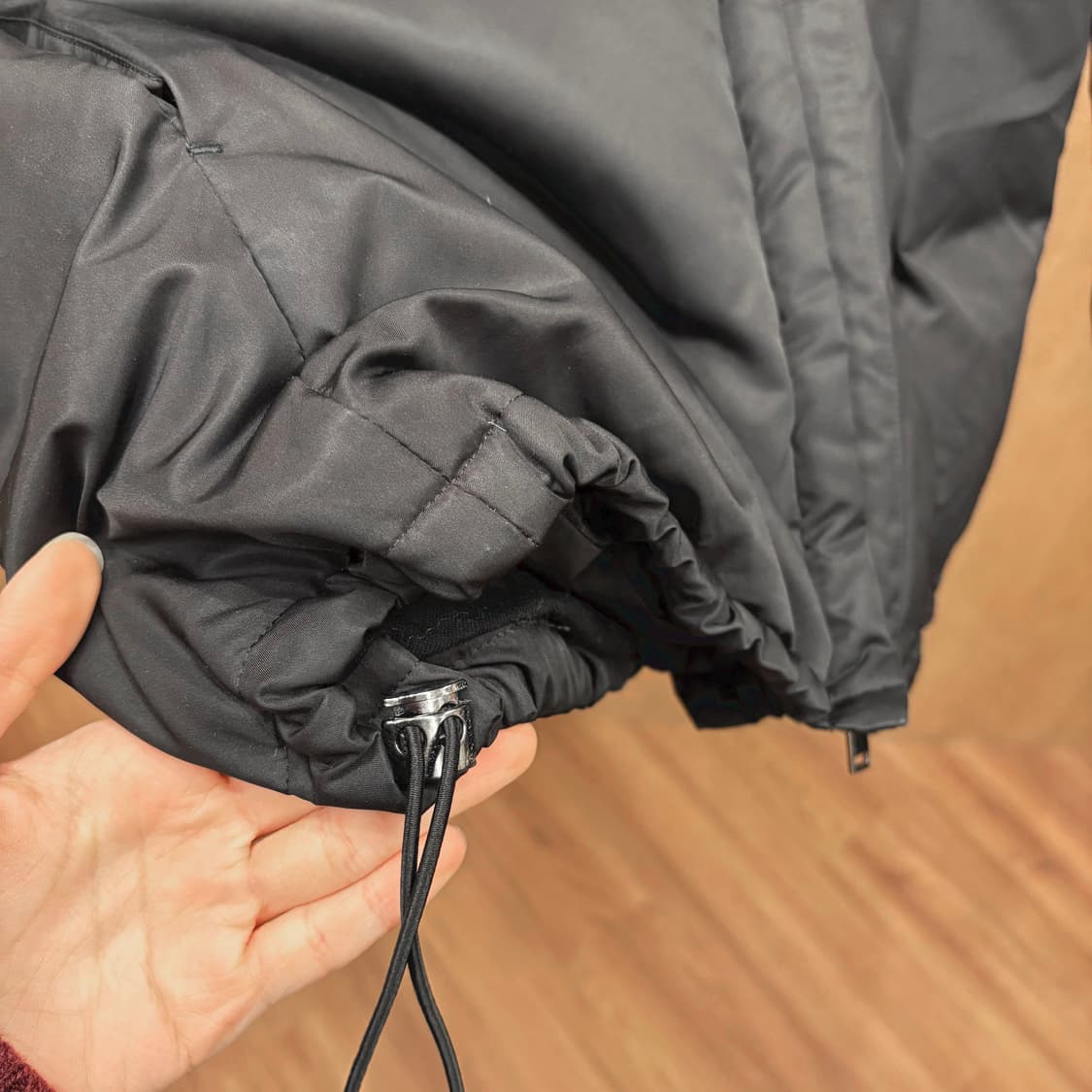 도나카란 뉴욕 다운 점퍼 언발란스 집업 밑단 스트링 디테일 레귤러핏 블랙 상품이미지6