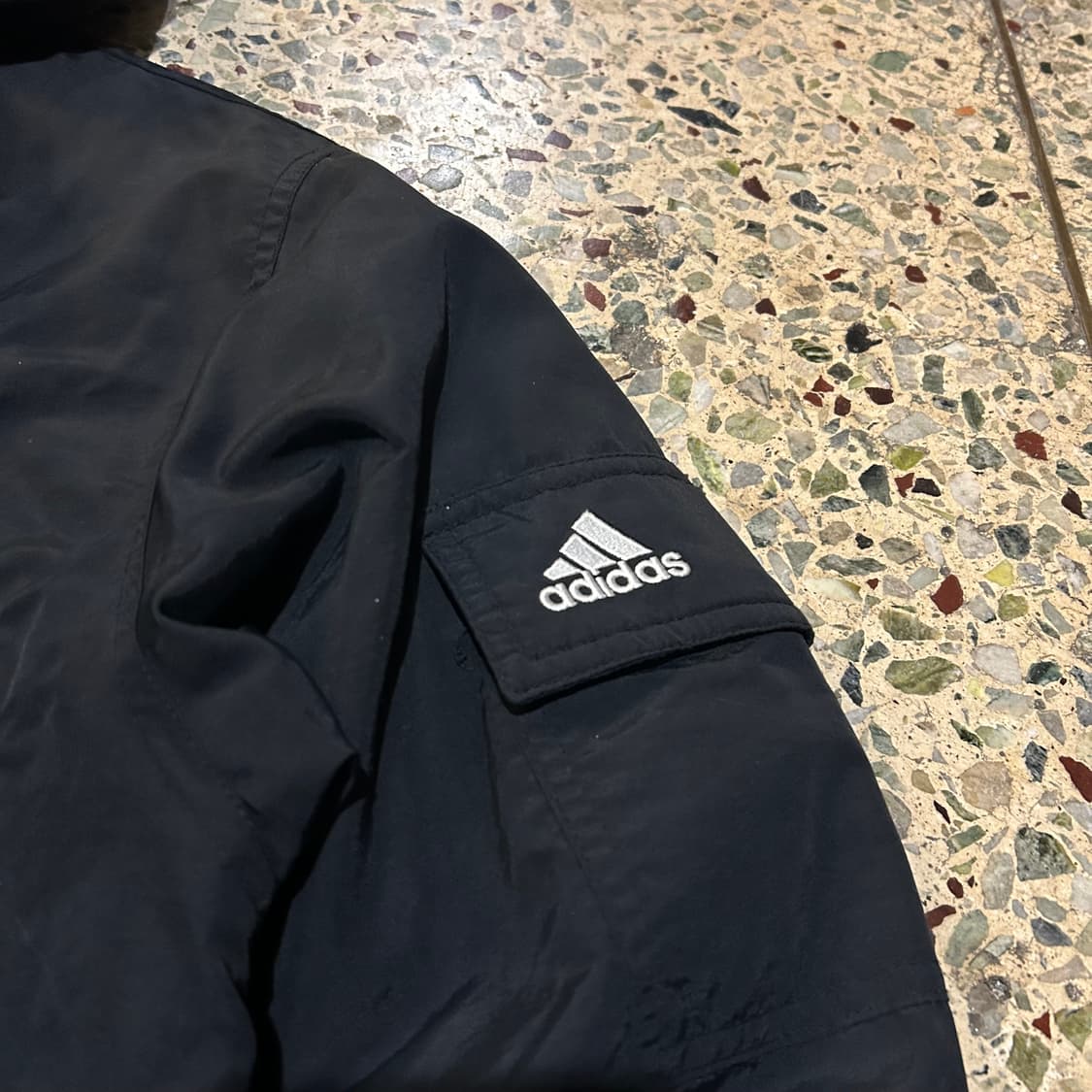 아디다스(ADIDAS) 사이드 로고 블랙 바람막이 자켓 상품이미지4