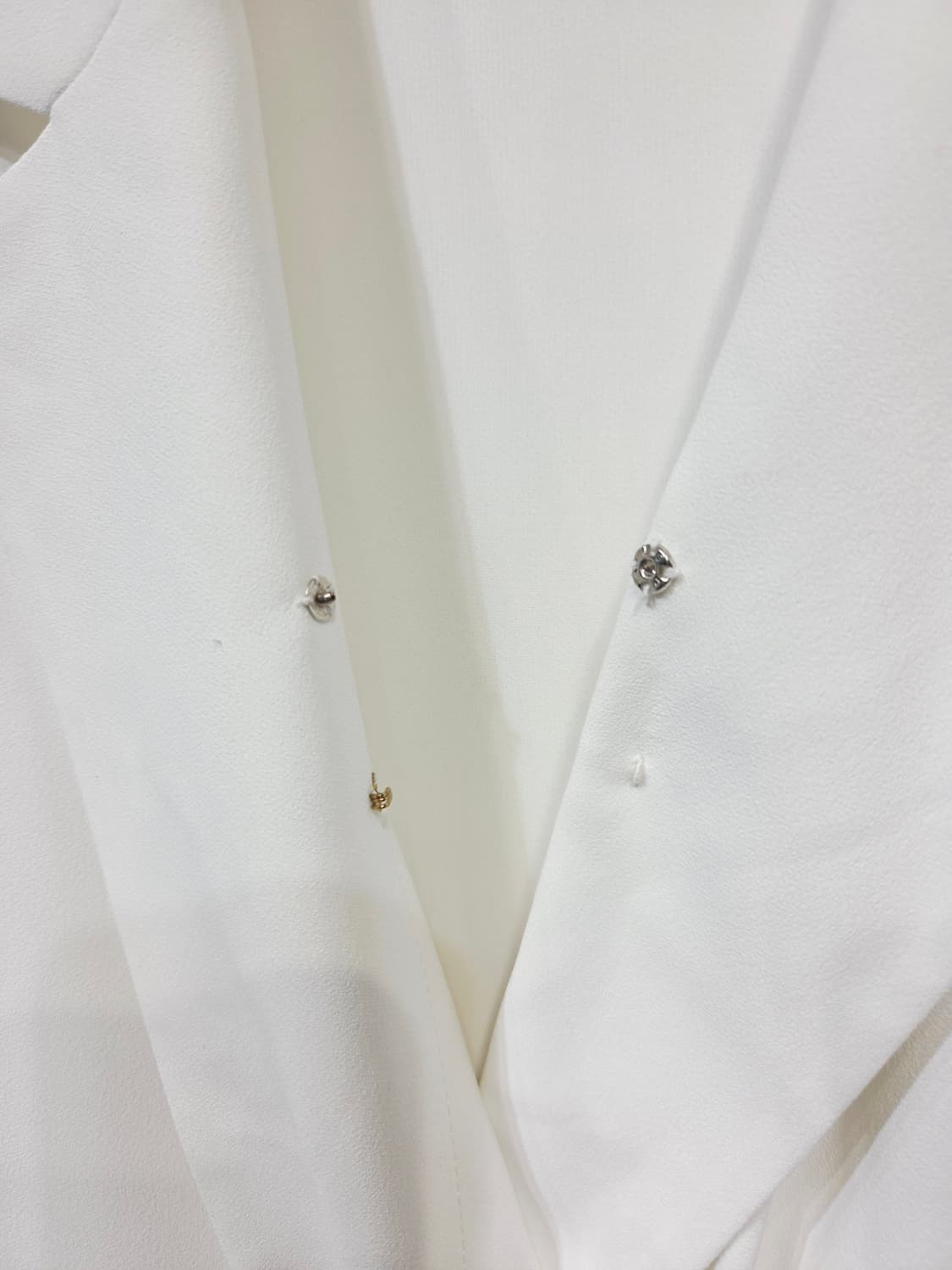 모조에스핀(MOJO.S.PHINE) 화이트 랩스타일 카라 민소매 블라우스 상품이미지6