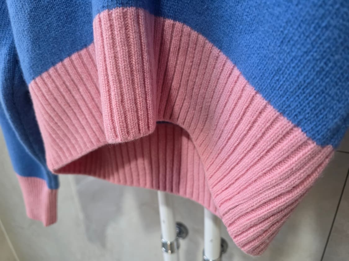 핑크배색 브이넥 울 니트  상품이미지4