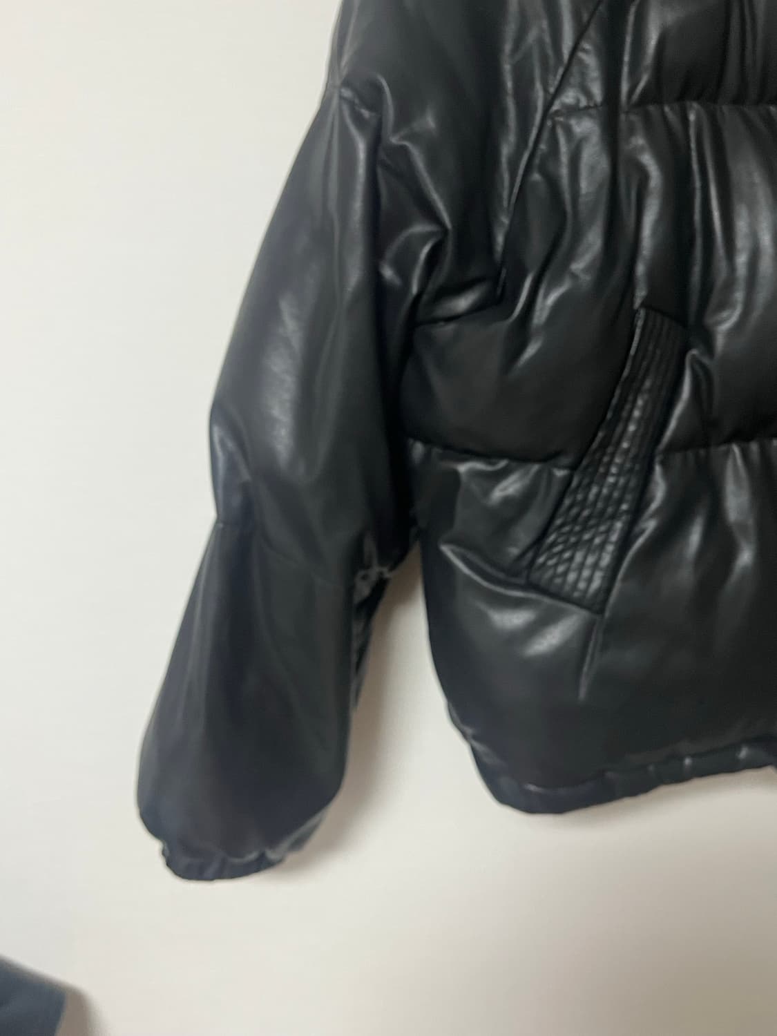 오디너리 홀리데이 레더 패딩 크롭 점퍼 [BLACK] 상품이미지6