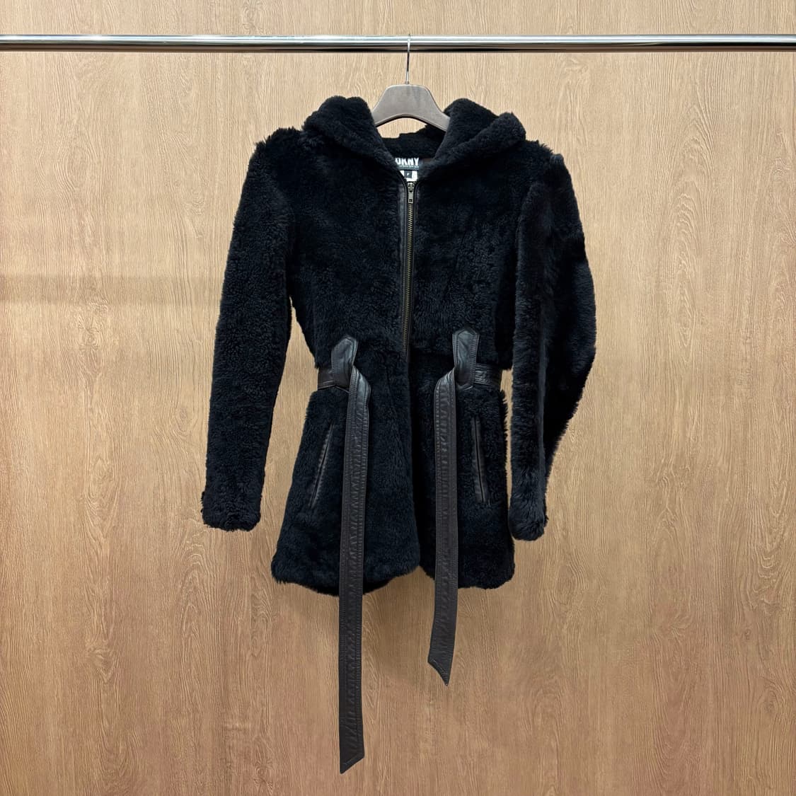 도나카란 뉴욕 후드 무스탕 양털 자켓 허리 스트랩 지퍼 포켓 디테일 블랙 상품이미지2