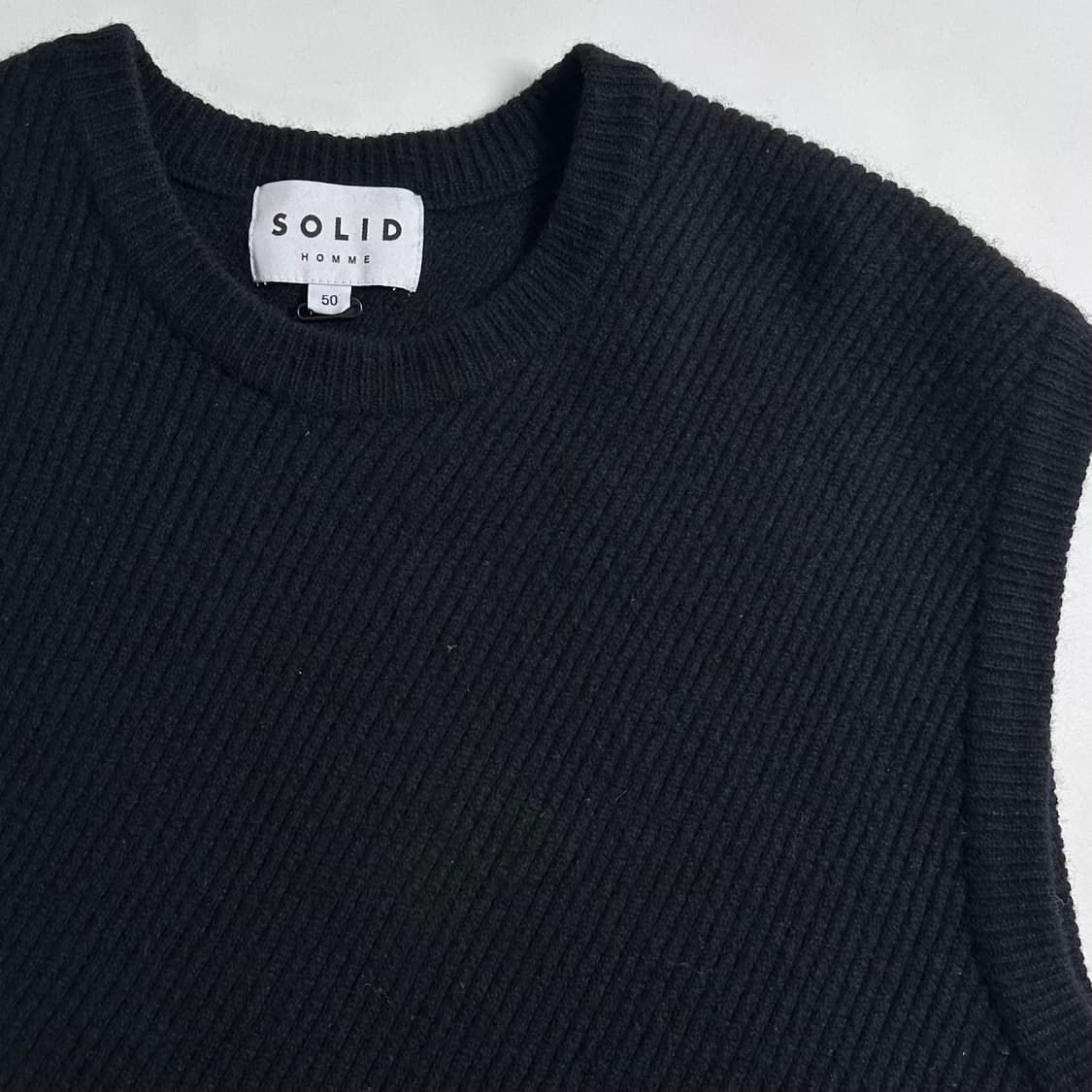 솔리드 옴므 블랙 오버핏 니트 베스트 상품이미지3