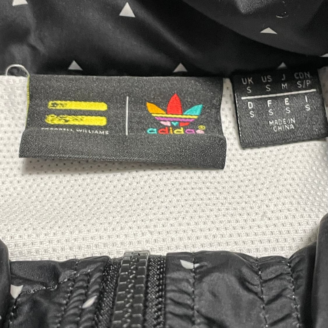 [S] 아디다스x퍼렐윌리엄스 옆트임 후드 바람막이 윈드브레이커 상품이미지2