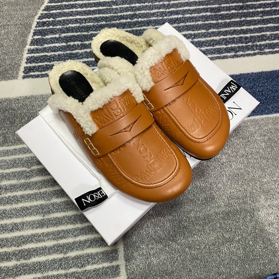 JW ANDERSON JW앤더슨 로고 시어링 로퍼 뮬 상품이미지1