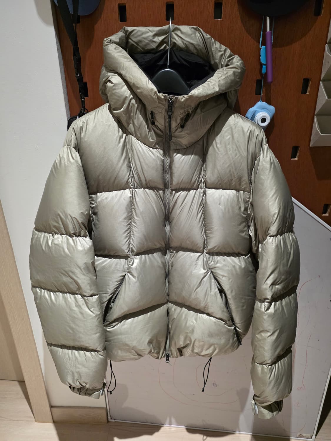 골드윈 퀀텀 다운 파카 베이지 색상입니다  상품이미지1