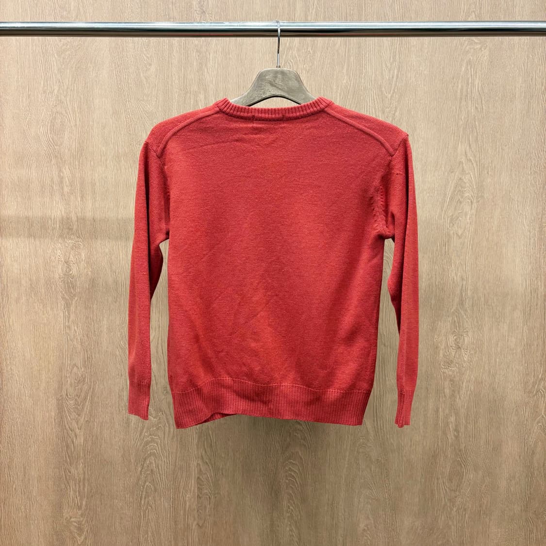 입생로랑 브이넥 긴팔 니트 미니멀 로고 자수 리브 짜임 디테일 레드 상품이미지3