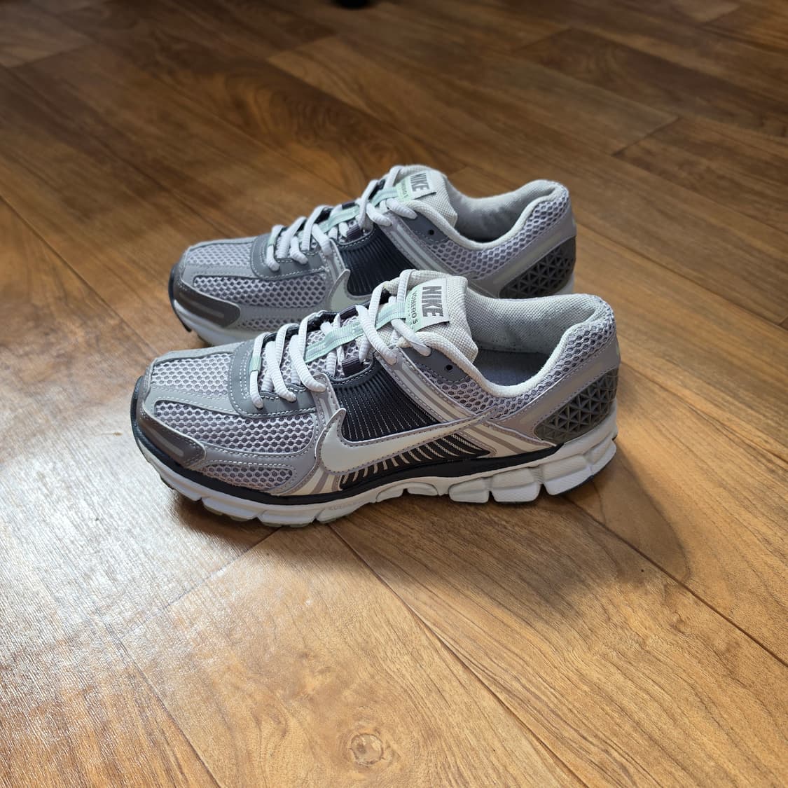 나이키 줌 보메로5  상품이미지2