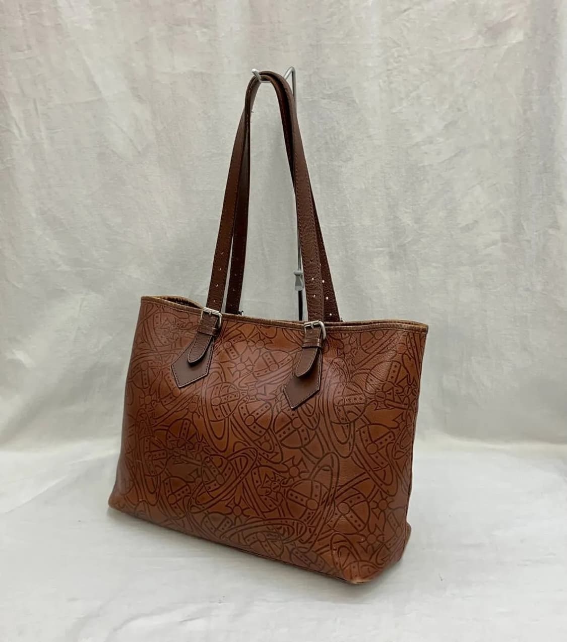 비비안 웨스트우드 로고 패턴 가죽 토트백 상품이미지1