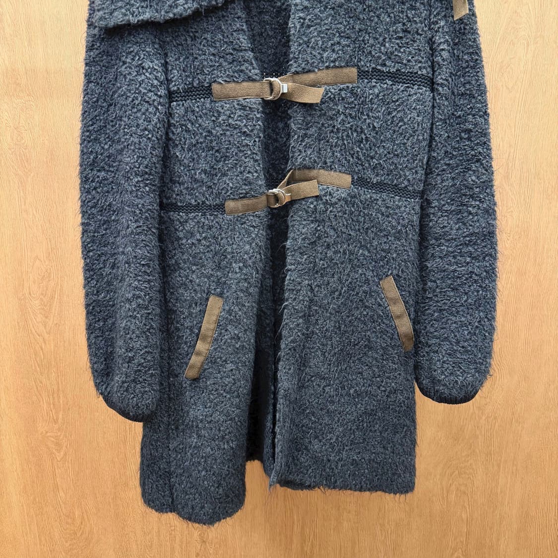 막스앤코 니트 코트 부클 텍스처 토글 스트랩 디테일 레귤러핏 차콜 상품이미지5