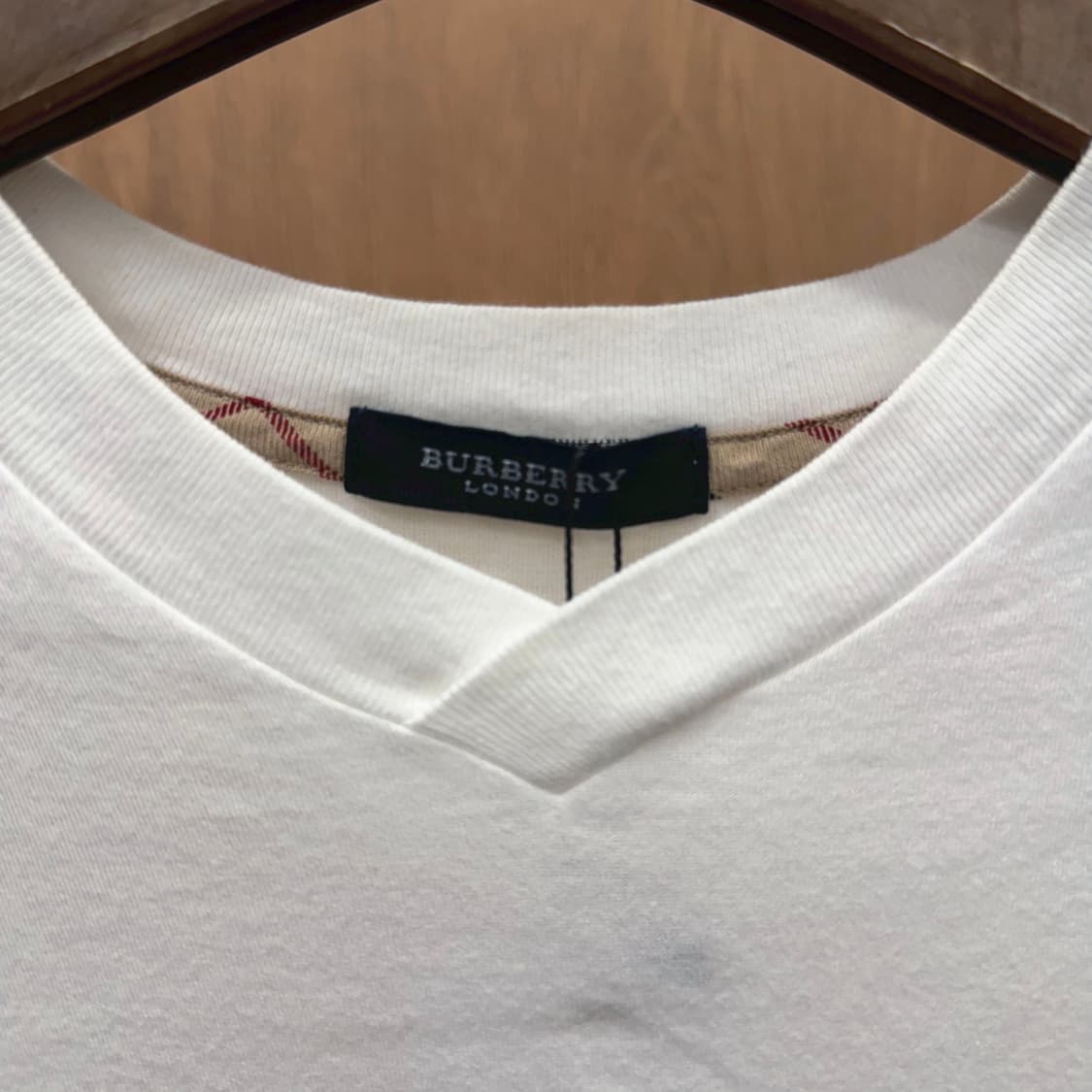 버버리 런던 코튼 반팔 티셔츠 브이넥 무지 디테일 레귤러핏 화이트 상품이미지6