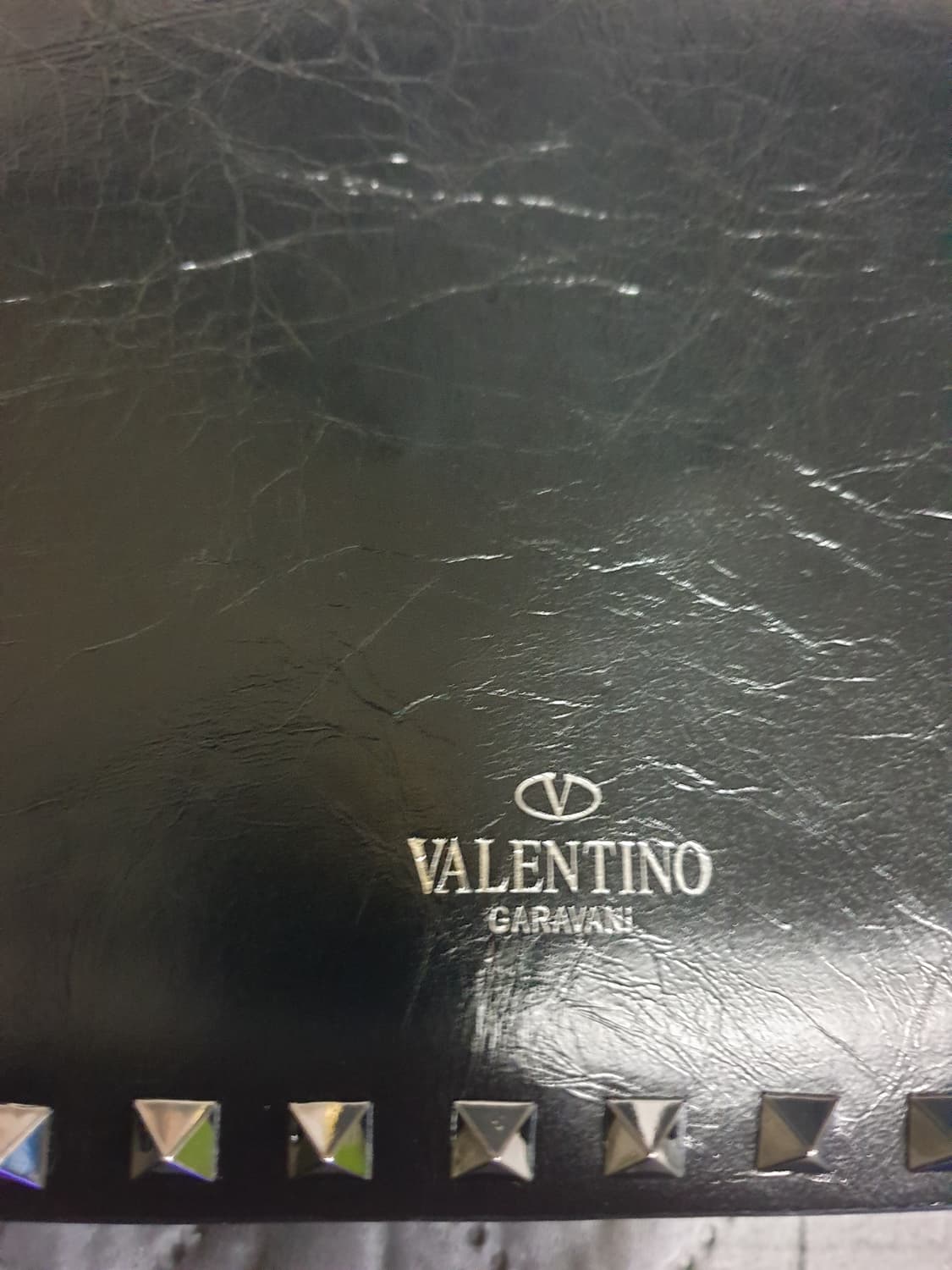 발렌티노 가라바니 락스터드 크로스백 스몰 블랙 상품이미지2