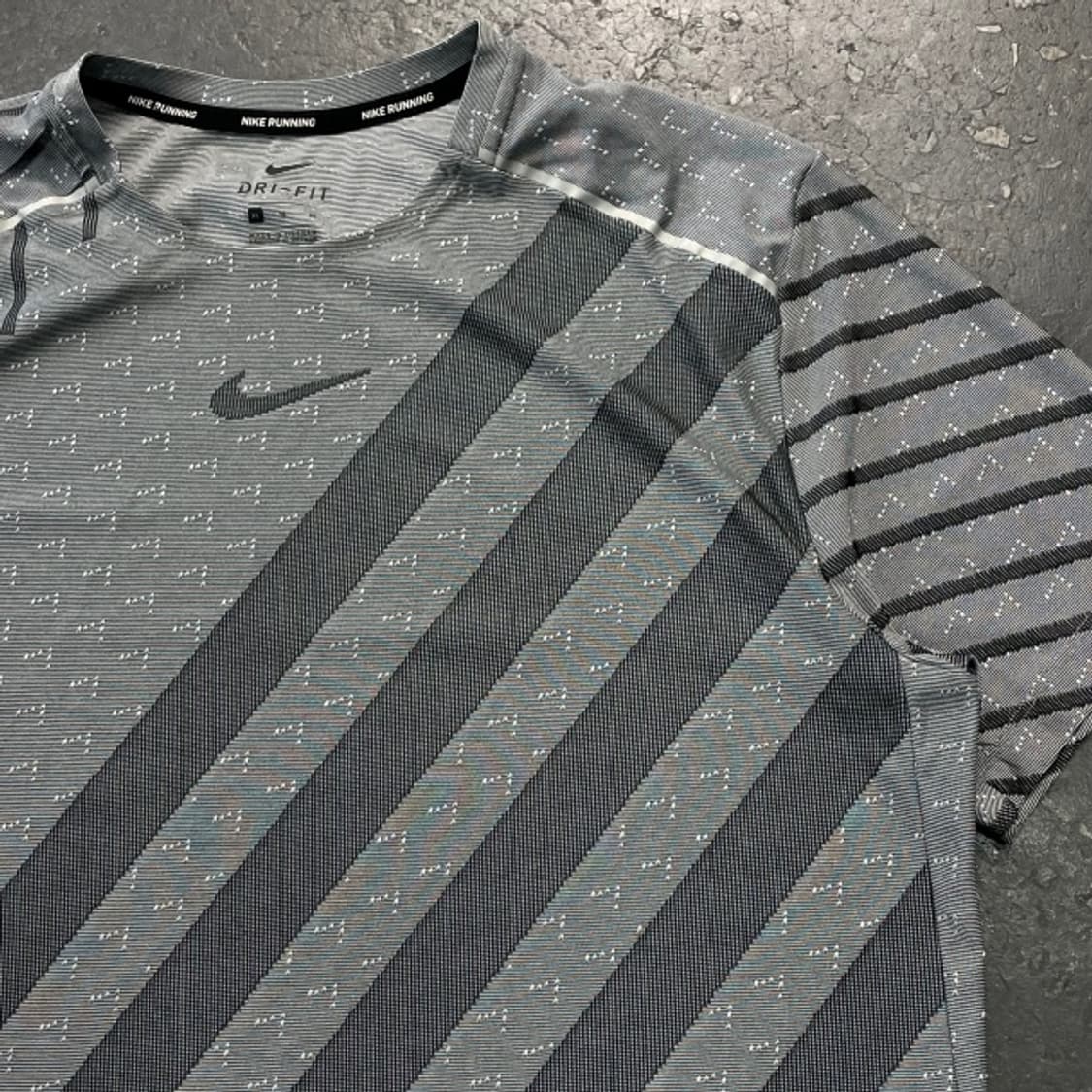 105 나이키 러닝 드라이핏 반팔티  상품이미지2