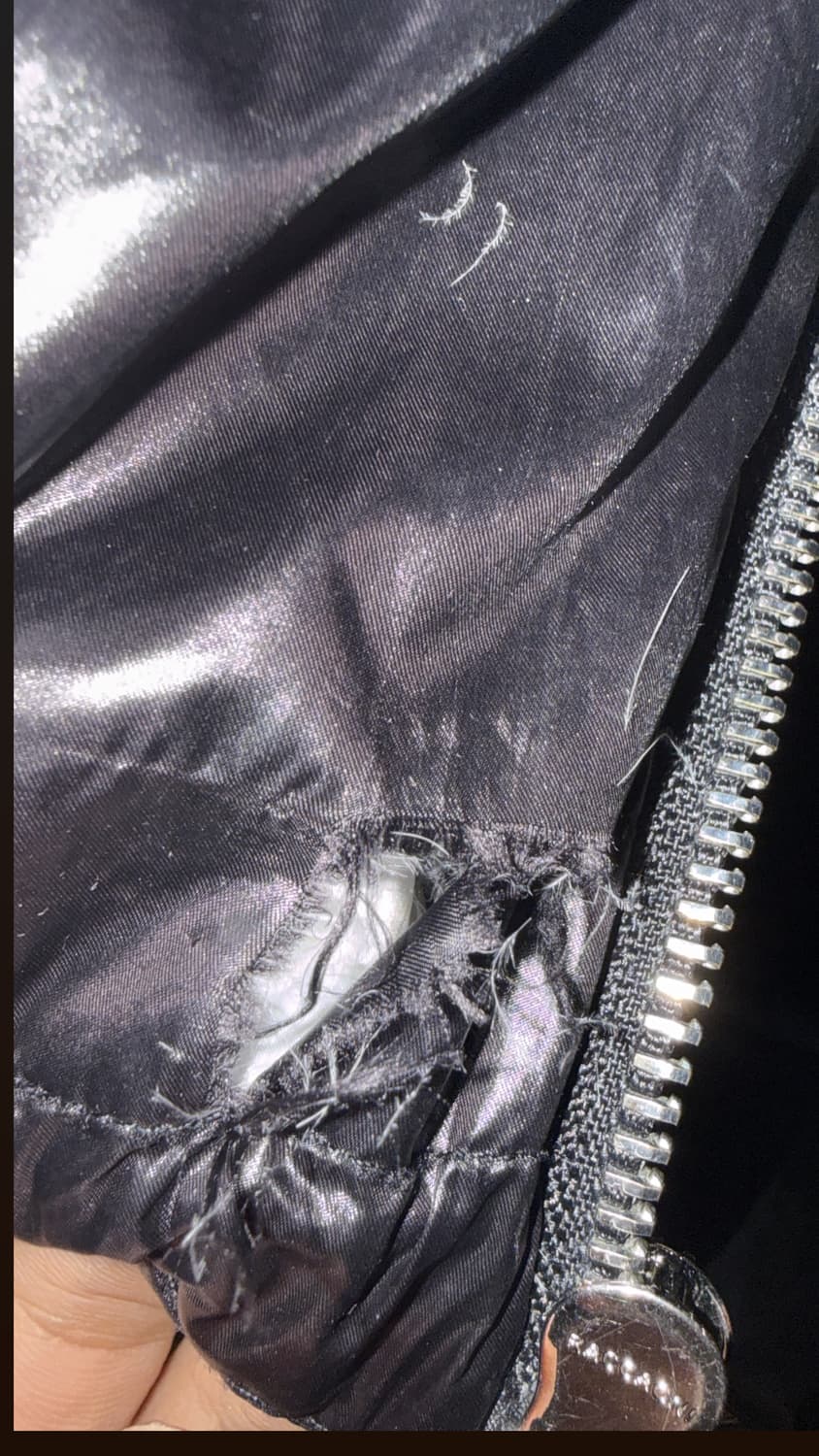 몽클레어 유광 패딩 제품 코드 = E20914196355 68950 상품이미지8