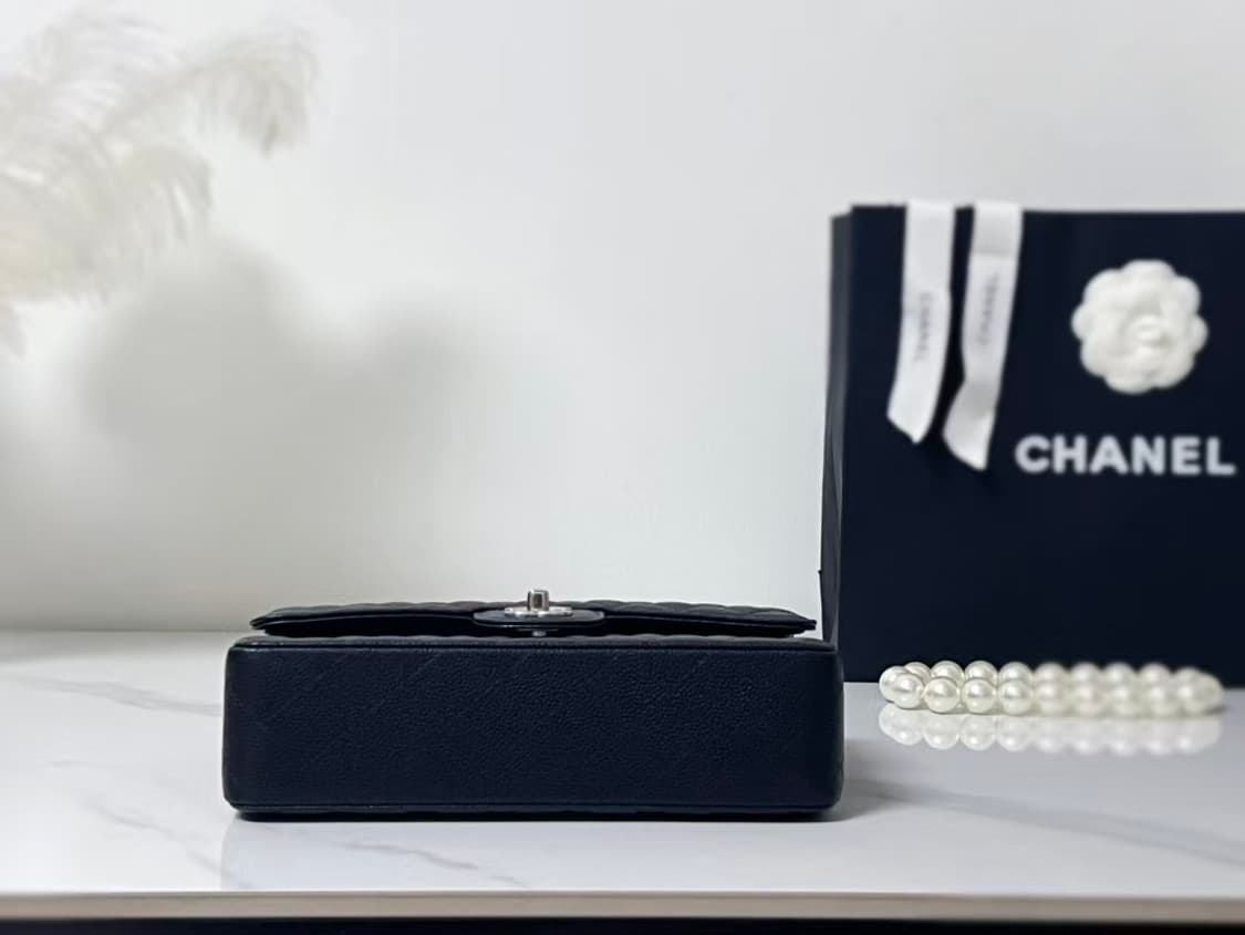 샤넬 클래식 미디움 플랩백 그레인드 카프스킨 & 실버 메탈 블랙 상품이미지6