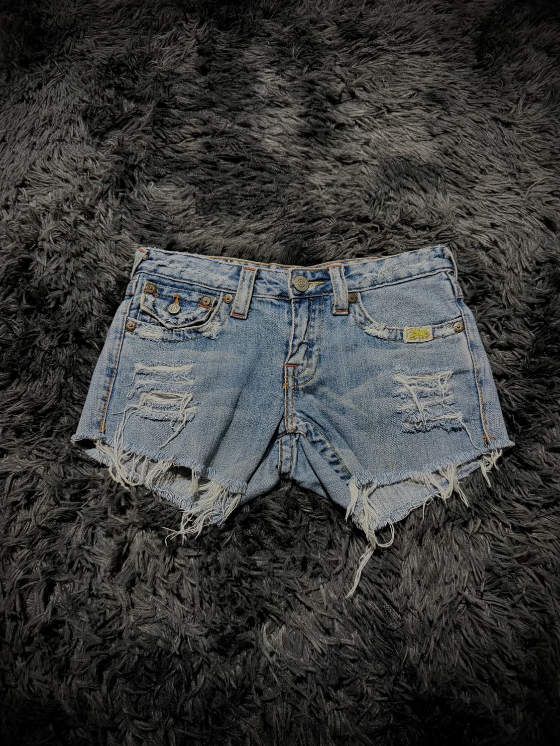 True Religion 플러워 패턴 패치 데미지 데님 숏팬츠 상품이미지2