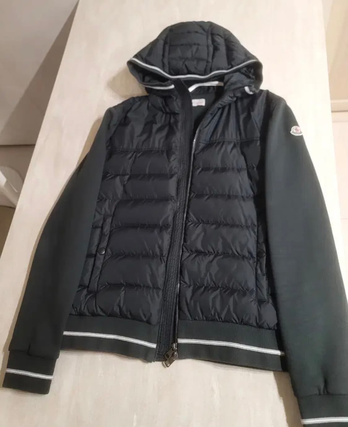 몽클레어 후드 패딩 L 사이즈 하자전혀 없습니다 좋은가격에 판매해요 상품이미지1