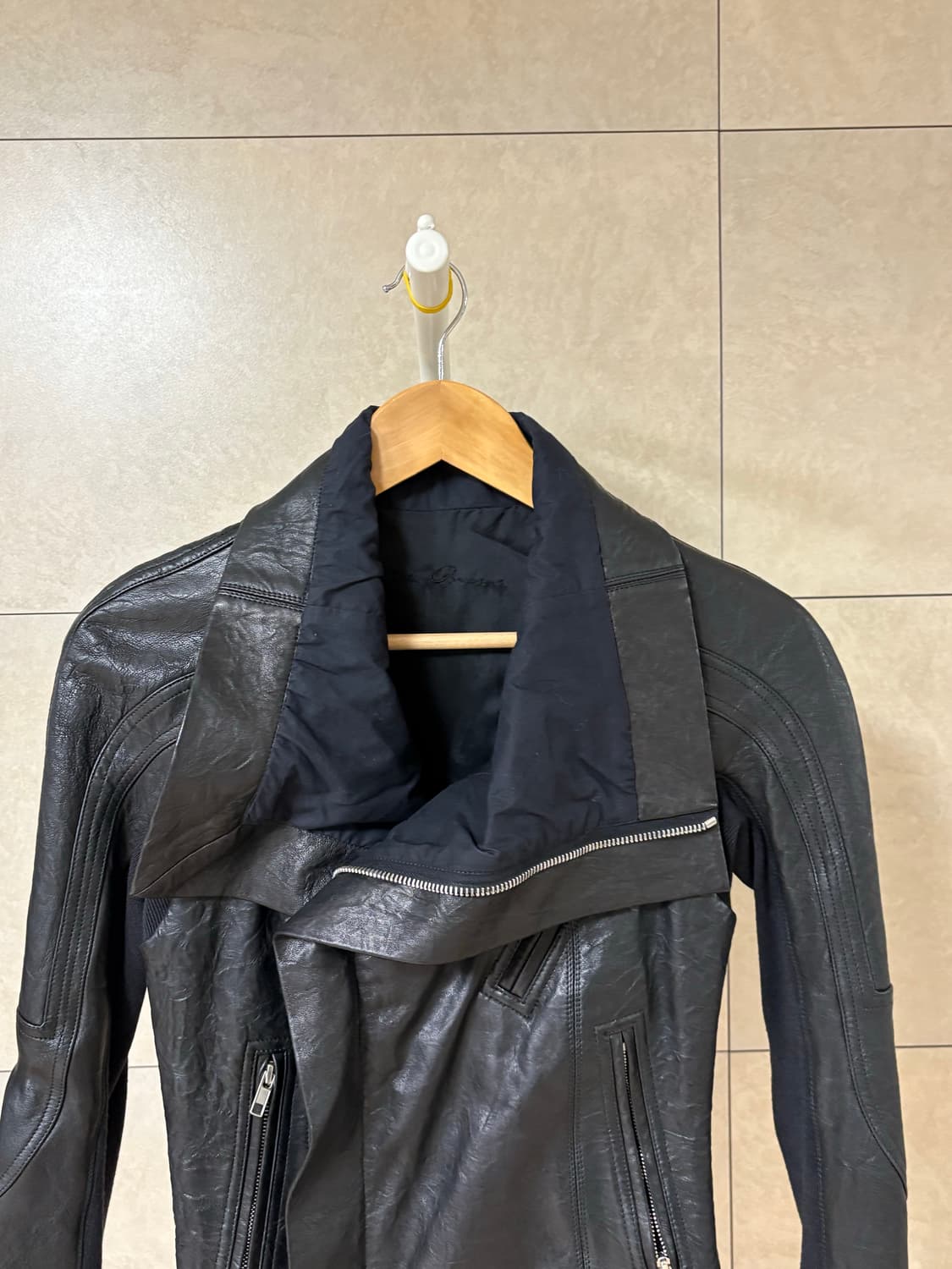 릭오웬스 사선 하이넥 레더자켓 상품이미지2