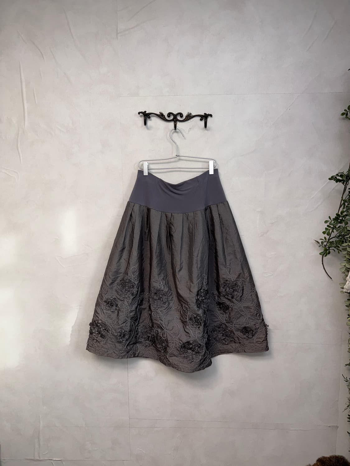 Charcoal satin flower embroidered skirt 상품이미지4