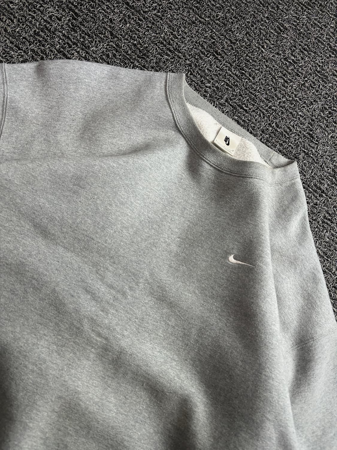 나이키 NSW 스우시 미니멀 그레이 크루넥 맨투맨 4140 상품이미지3