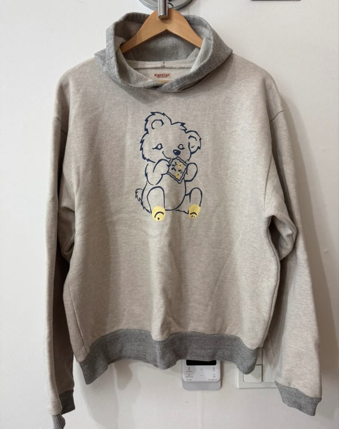 캐피탈 곰돌이 후드티 3 사이즈 판매합니다. 곰돌이가 과자를 먹고 있는  상품이미지1