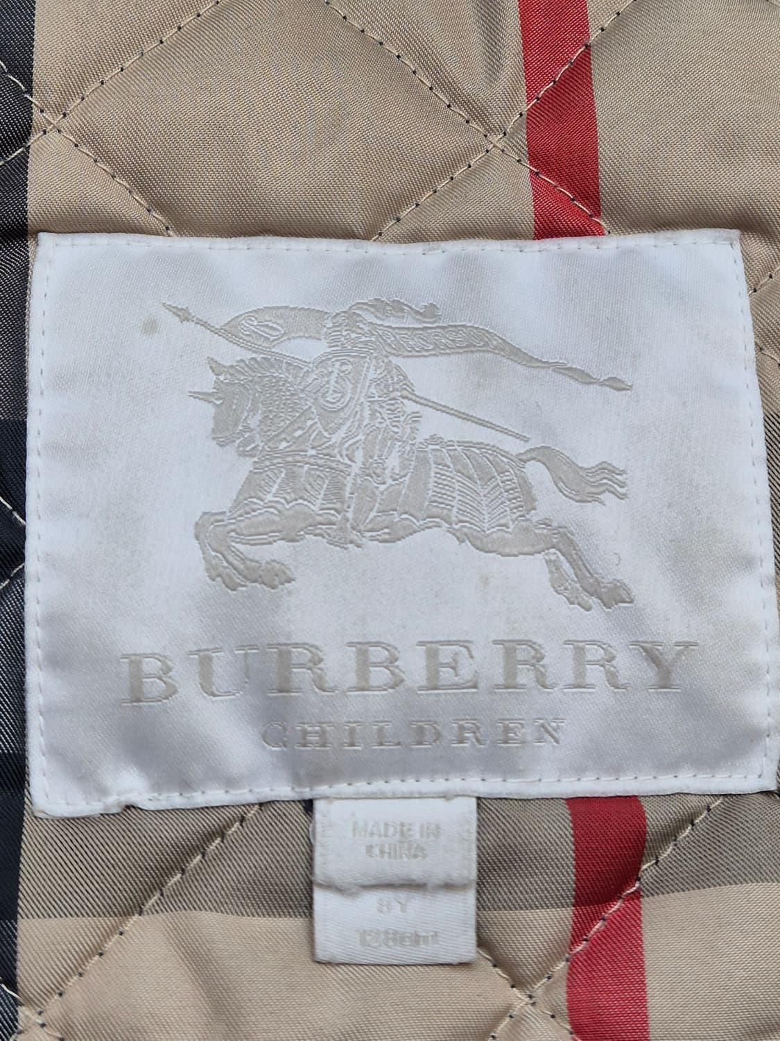 네이비 색상의 버버리 키즈 누빔 후드 자켓입니다. 겉감은 폴리아미드 소재 상품이미지4