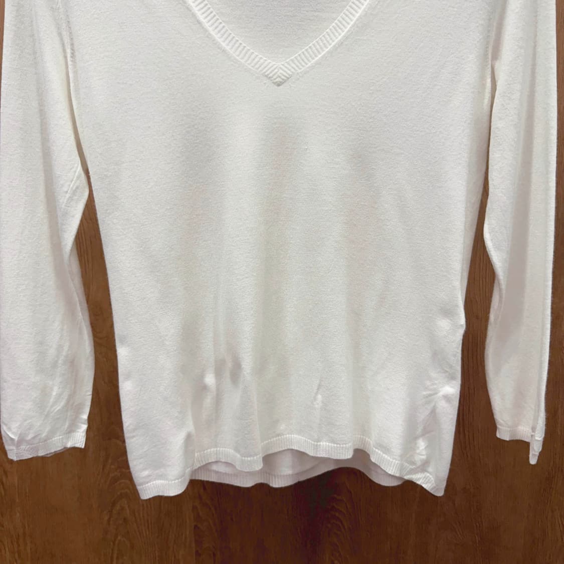 띠어리 브이넥 라인 심플 긴팔 니트 베이직 슬림핏 화이트 상품이미지5