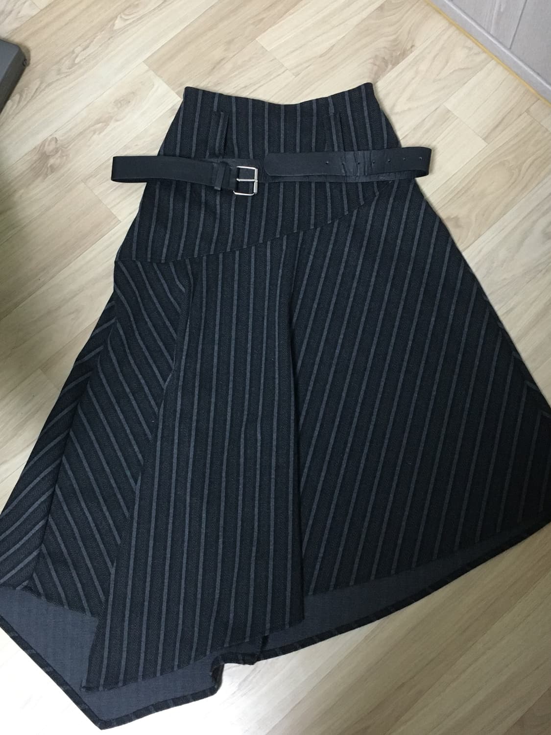 서울베이스드 스트라이프 언발 스커트 상품이미지9