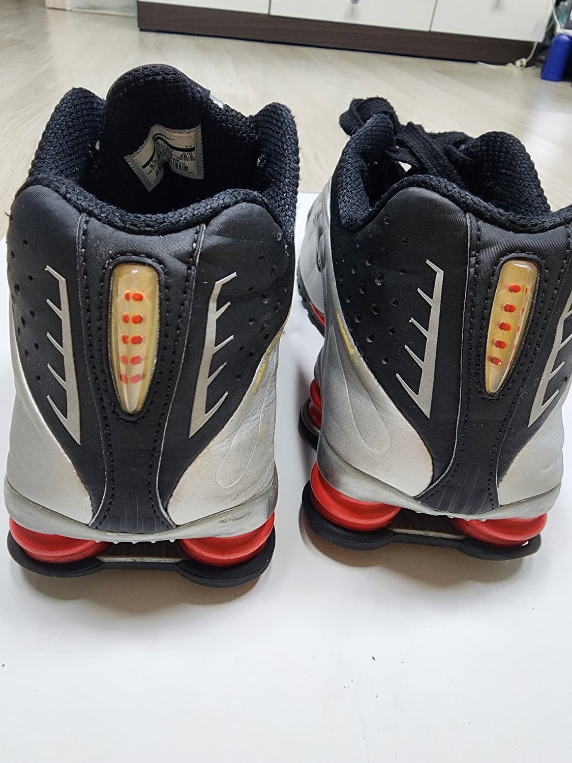 나이키 샥스 R4 블랙 메탈릭 실버 270mm 상품이미지5