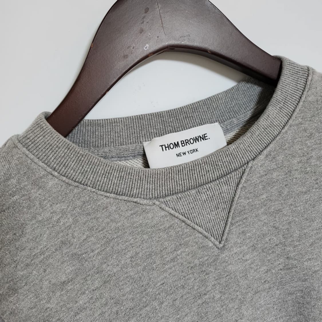 [40] 톰브라운 사선완장 스티치 여성 맨투맨 FJT002A 상품이미지2