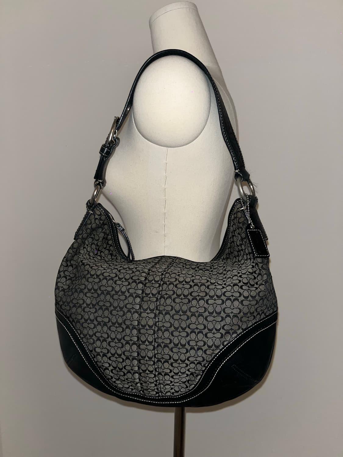 Coach Black Hobabag 상품이미지2