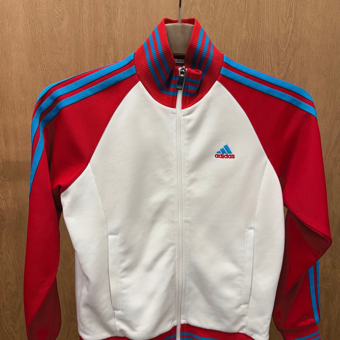 아디다스 져지 레드 배색 블루 삼선 로고 자수 디테일 아이보리 상품이미지4