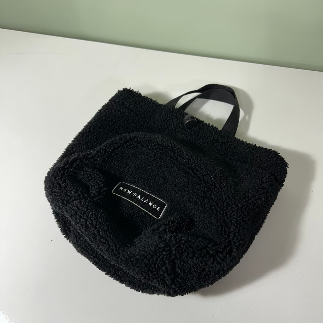 OS 뉴발란스 블랙 뽀글이 후리스 핸드백 상품이미지1