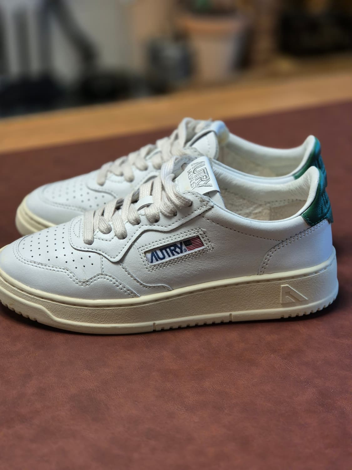 235-240 (37)오트리 메달리스트 로우 스니커  상품이미지1