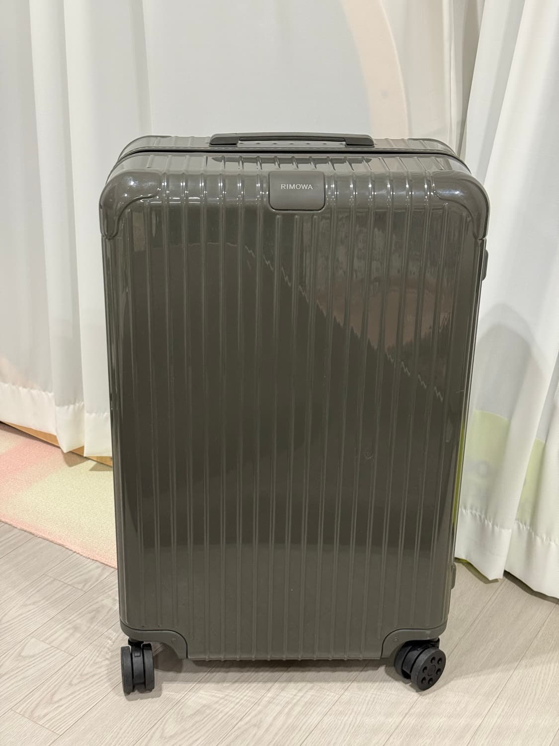 리모와 에센셜 체크인L 상품이미지1